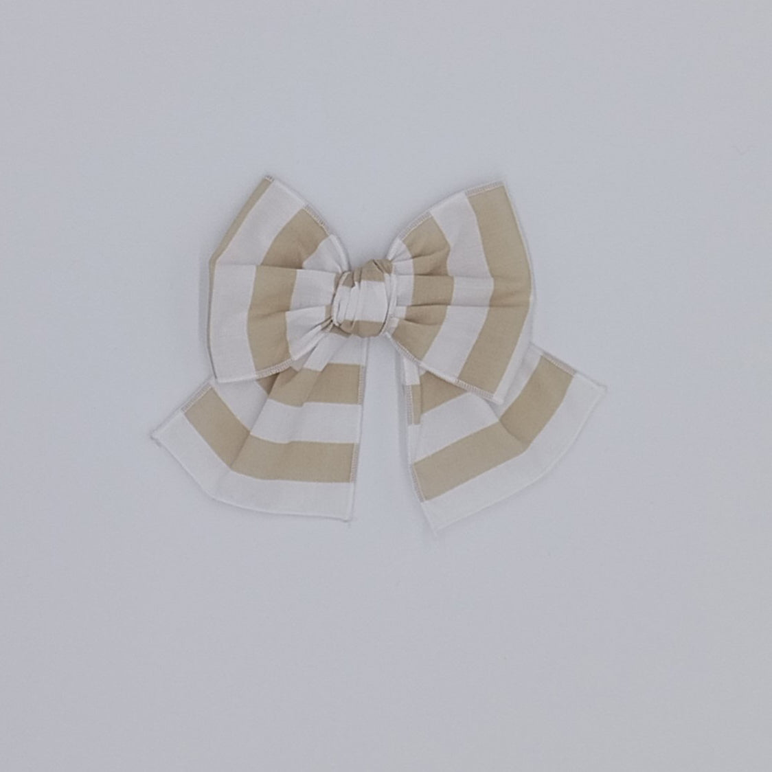 Rahigo SS26 camel and white striped hair bow